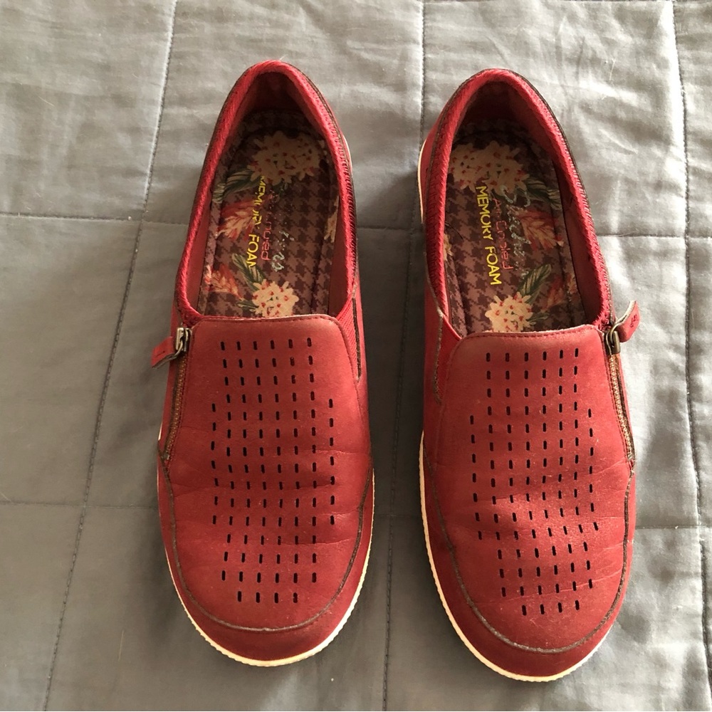 Sketchers AirCooled Memory Foam Single Zip Shoes - Size 8.5 Burgundy
